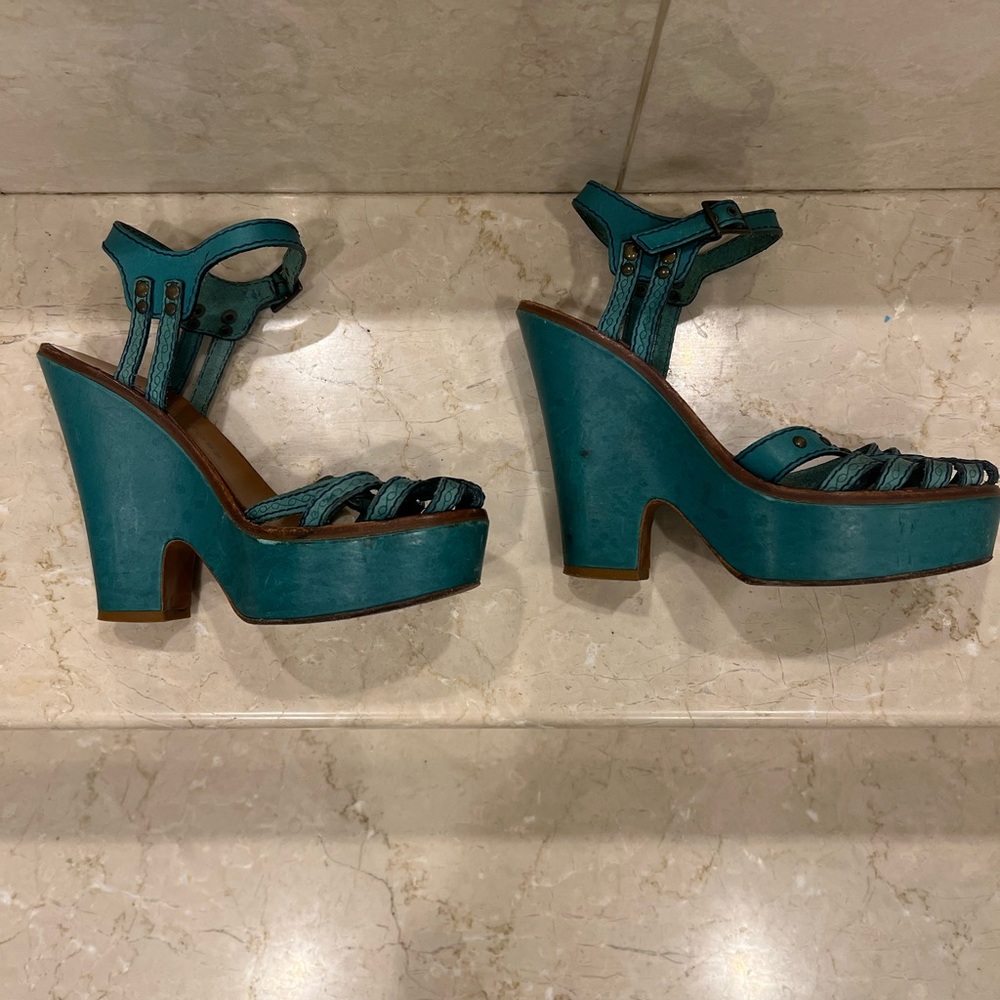 Marc Jacobs vintage wooden wedge sandal with bronze hardware. Size 36 1/2